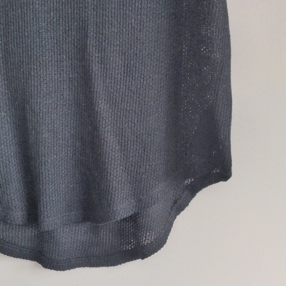 ARITZIA BABATON | T-shirt Oversized Open Knit V-Neck Scoop Hem, Black, Womens XS - Picture 5 of 10